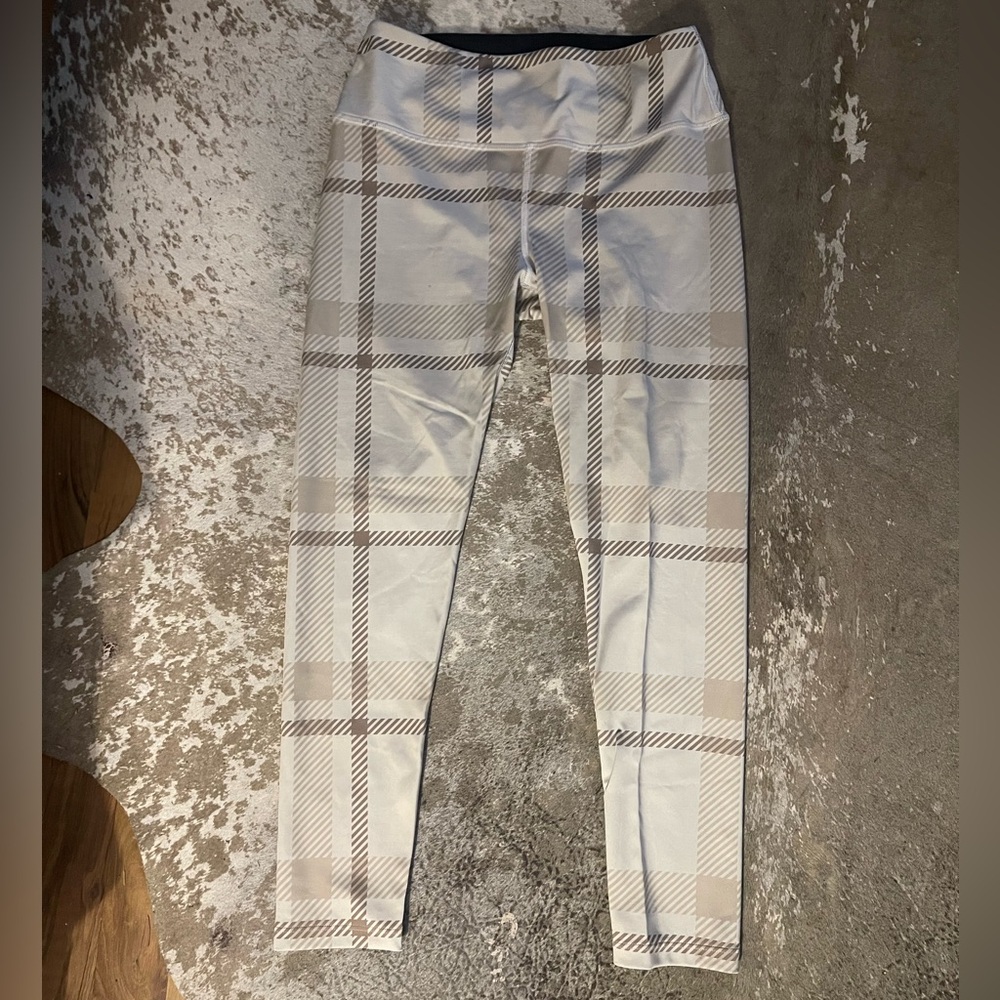 NOLI Women’s Plaid Leggings. Soft & comfortable. Size Large.